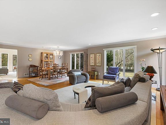 5th image of 37 Lorrie Ln