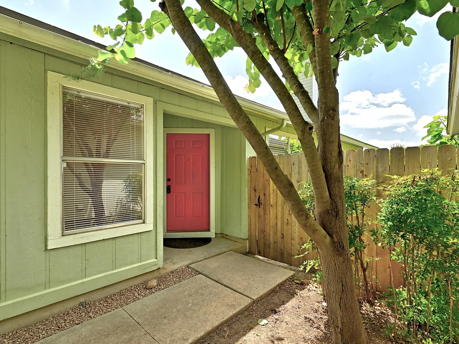 3 bed, 2.0 bath, 1216 sqft, $1,895 — Photo 4