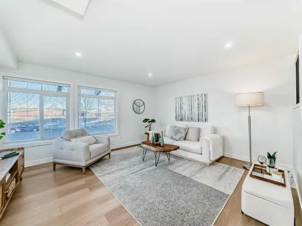200 SW Falworth Way NE, Calgary, AB T3J 1E8