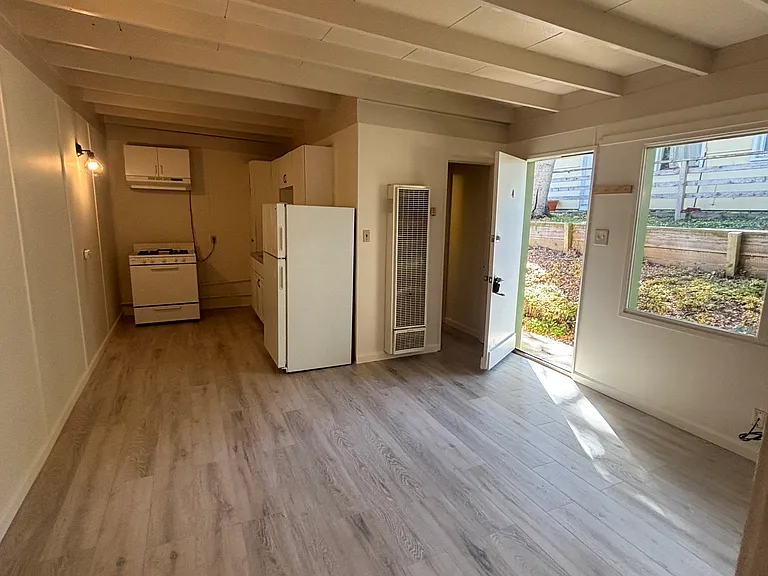 881 Lyndon St #4 — Photo 1