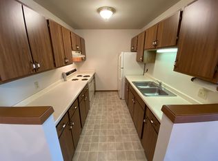 1577 Honeysuckle Rd APT 4, Hartford, WI 53027