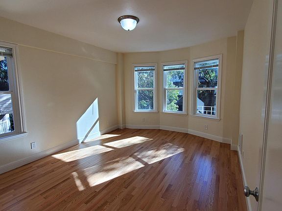 MOVE IN SPECIAL $750 DEPOSIT! INVITING PICTURESQUE WINDOWS OVERLOOKING HAYES STREET ALLOWS FOR AMBIENT LIGHT TO FILTER IN. 475+/-SF STUDIO