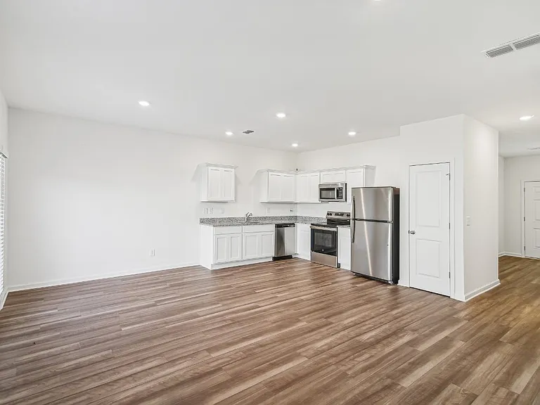 136 Saginaw Ct — Photo 6