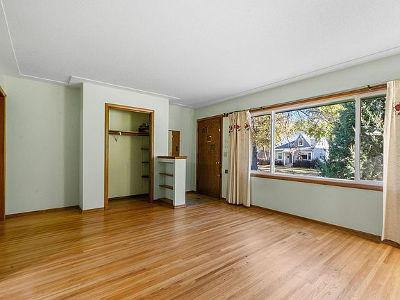 4th image of 1079 18th Ave SE