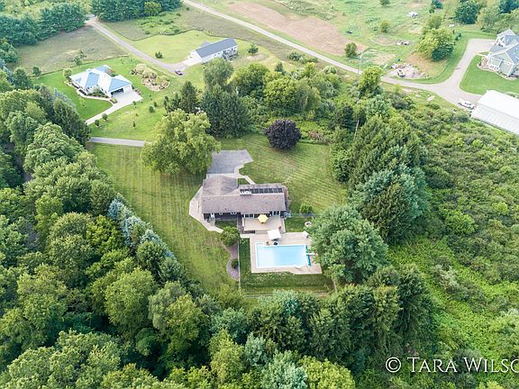 3rd image of 7240 Courtland Dr NE