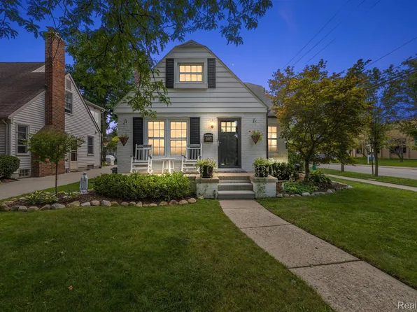 10867 Hart Ave, Huntington Woods, MI 48070