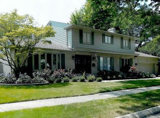 725 N Rosedale Ct, Grosse Pointe Woods, MI 48236
