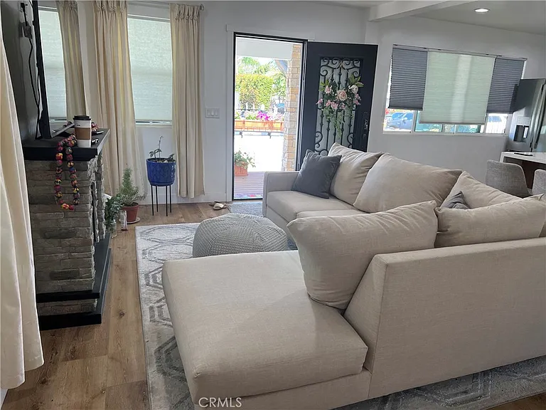 9528 S Redfern Ave — Photo 2