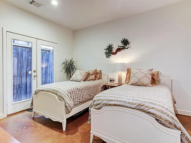 1118 Columbus St #A — Photo 10