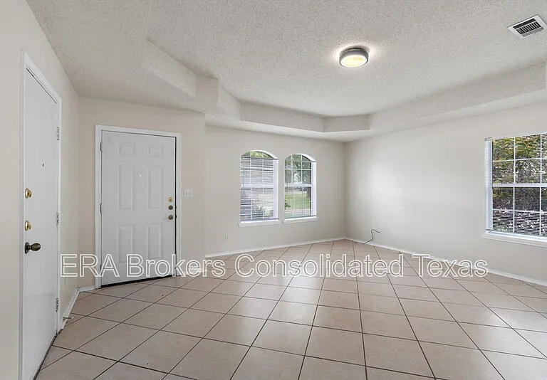 101 Ina Ct — Photo 2