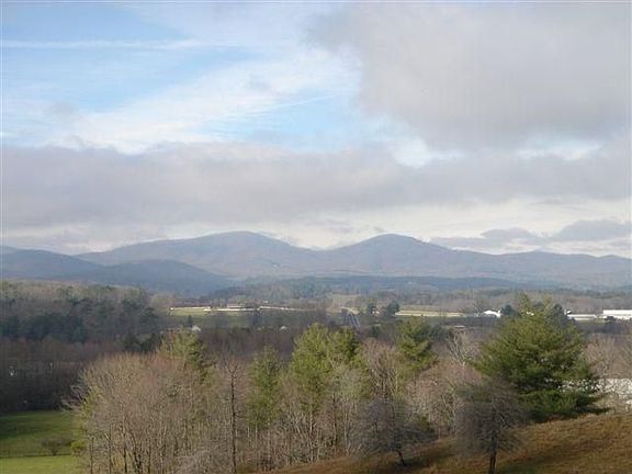 2nd image of 11 Cliff View Ln