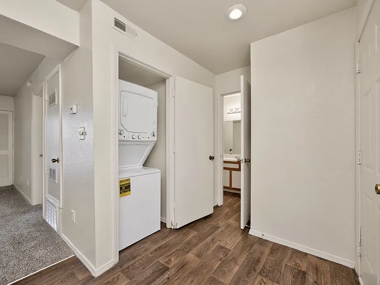 Aurora (Classic) - 1 Bed / 1 Bath - 700 Sq.Ft.