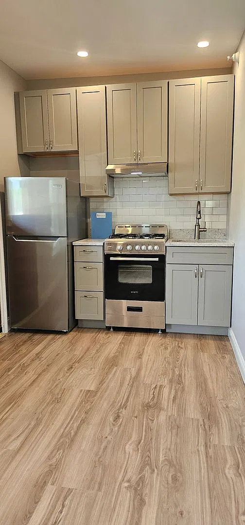 31 Marble Ave — Photo 1
