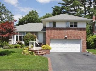 56 Parkway Dr, Syosset, NY 11791