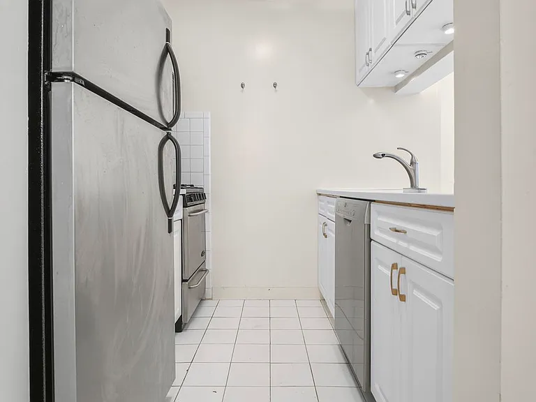 300 Albany St #3E — Photo 5