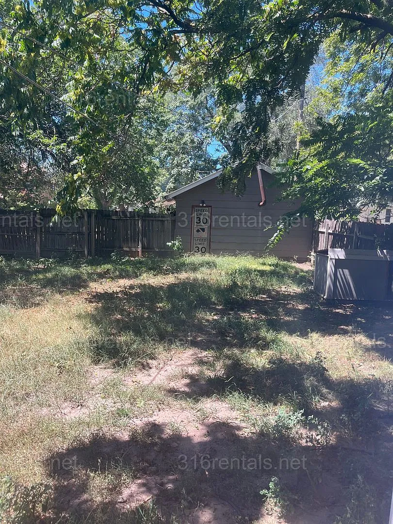 $1175 - 3 bed 1 bath - Single Family Home — Photo 3