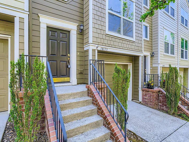 10175 NW Wilshire Ln — Photo 3