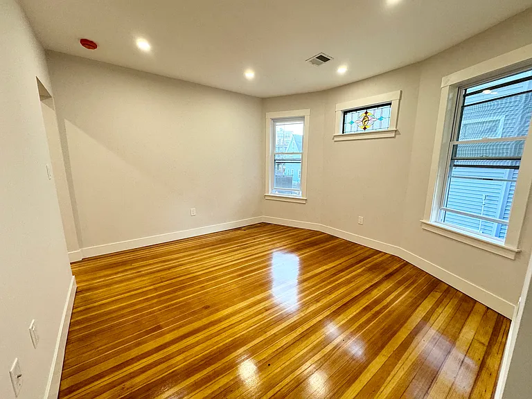 147 E Cottage St #3 — Photo 2