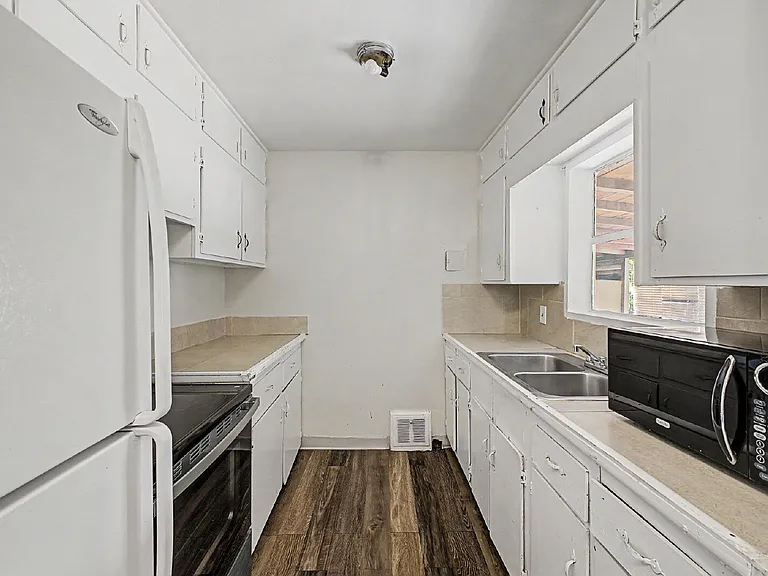 1230 S Grape St — Photo 15