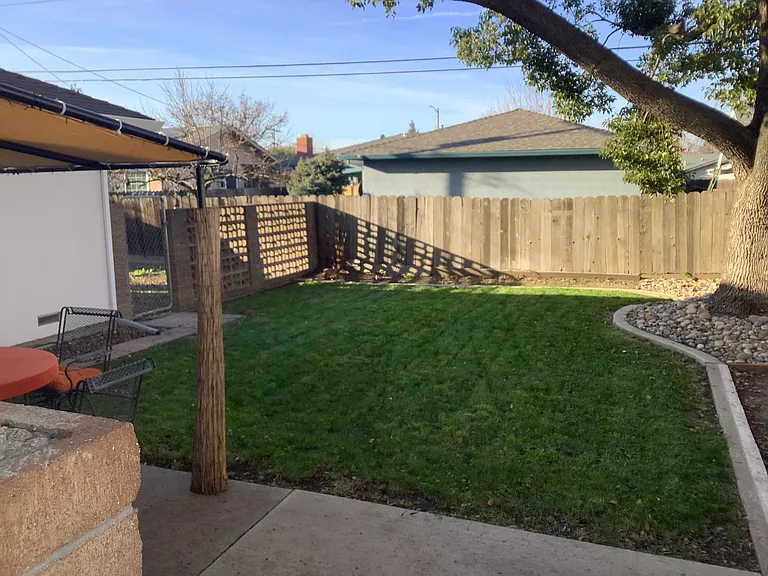 453 Leslie Ave — Photo 20