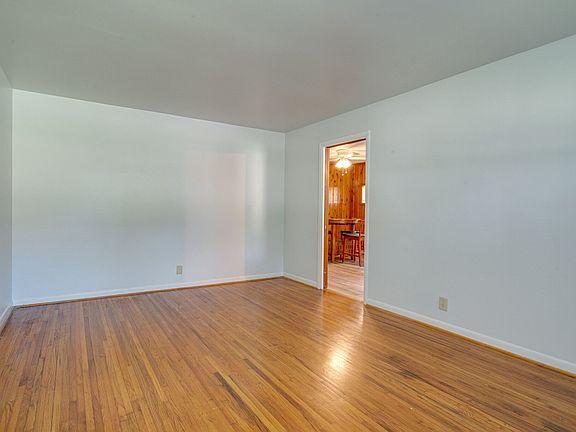 3rd image of 3212 Crislynndale Dr