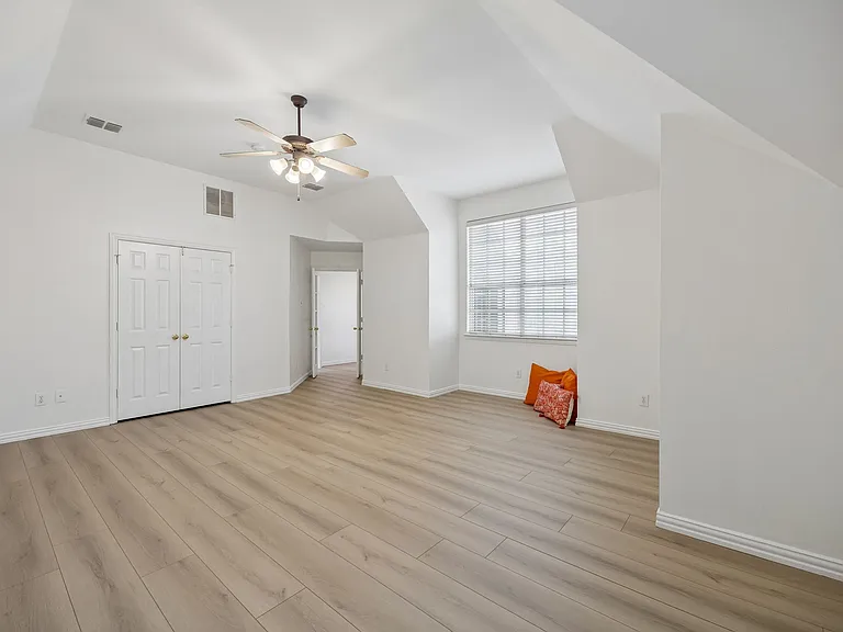 XL Upstairs Gameroom /Office/ Flex Room