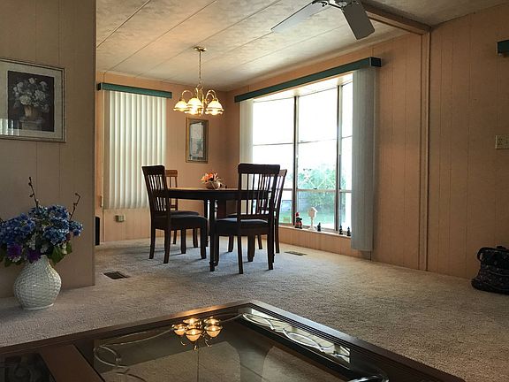 3rd image of 916 Fountainview Lake Dr