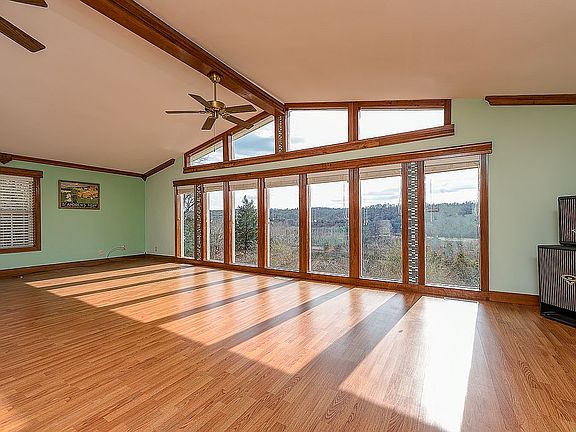 3rd image of 10 Moreton Ln