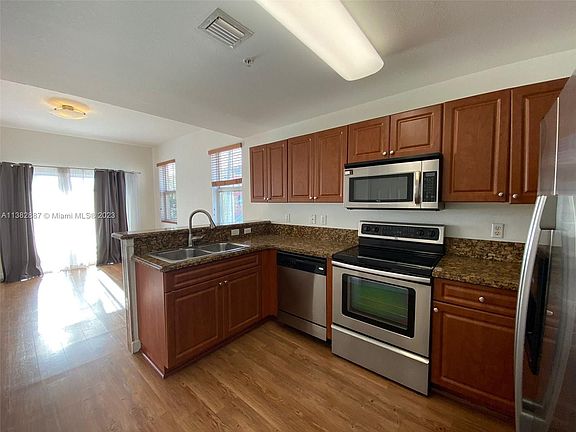 4th image of 11002 NW 83rd St APT 226