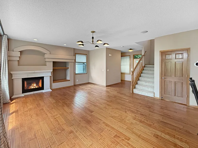 815 Newberry Ln — Photo 4