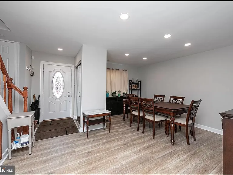 2162 Conwell Ave — Photo 1