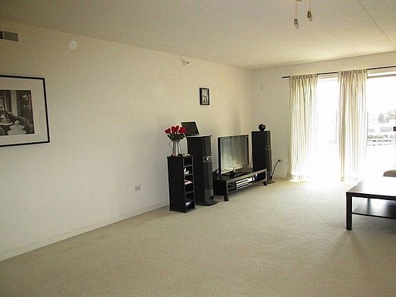 3rd image of 6815 N Milwaukee Ave APT 404
