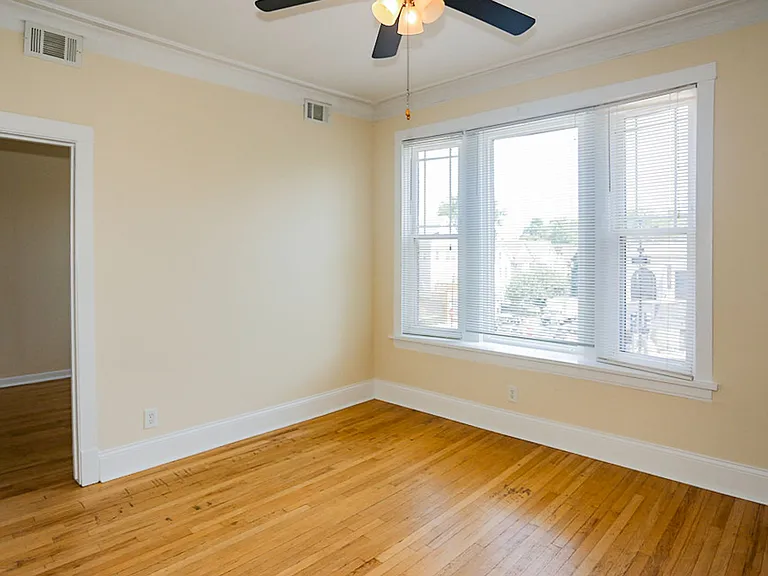 3054 N Greenview Ave — Photo 9