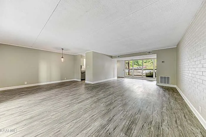 2 bed, 1295 sqft, $1,875 — Photo 3