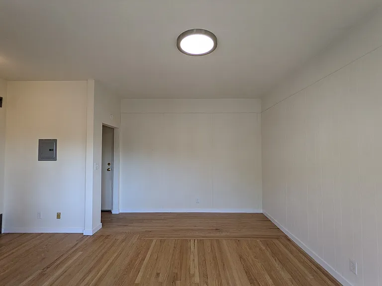 2541-2569 Le Conte Ave — Photo 20