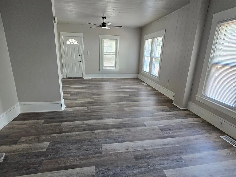 120 Bowen St — Photo 1