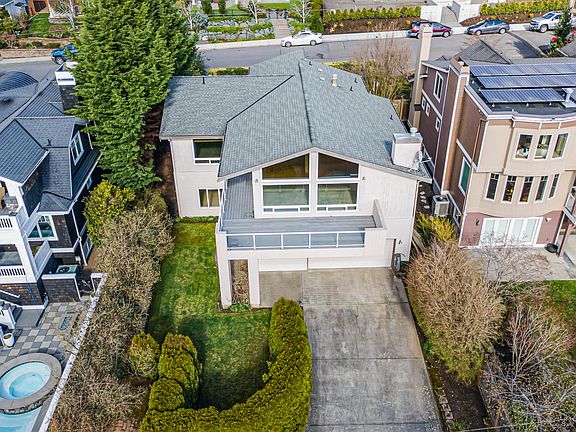 4th image of 427 11th Ave W