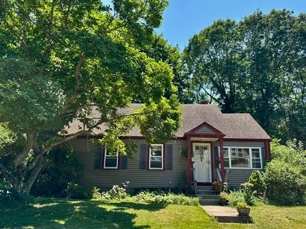 11 Blain St, Acushnet, MA 02743