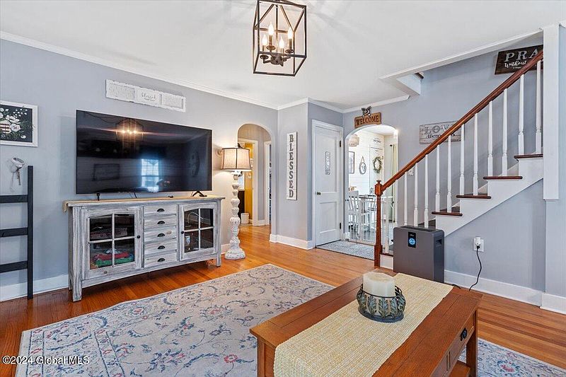 4th image of 52 Jackson Avenue