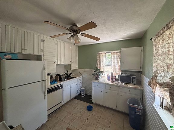 5th image of 2816 Macomb Ave
