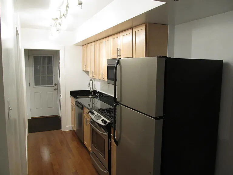 433 17th St SE — Photo 2
