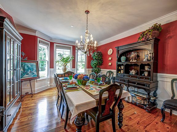 5th image of 8468 Queens Ct