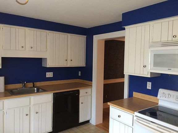 5th image of 32 Fairway Cir