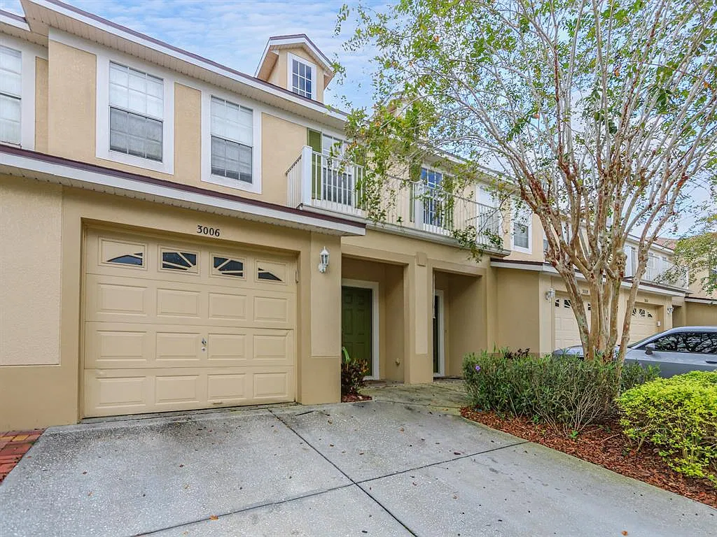 3 bed, 2.5 bath, 1957 sqft, $2,500 — Photo 2