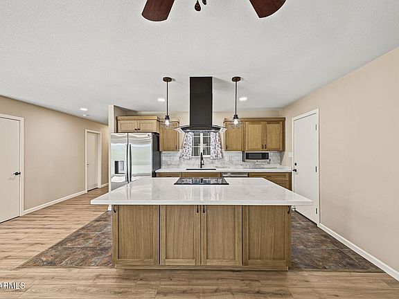 5th image of 2301 E Laurel Ln