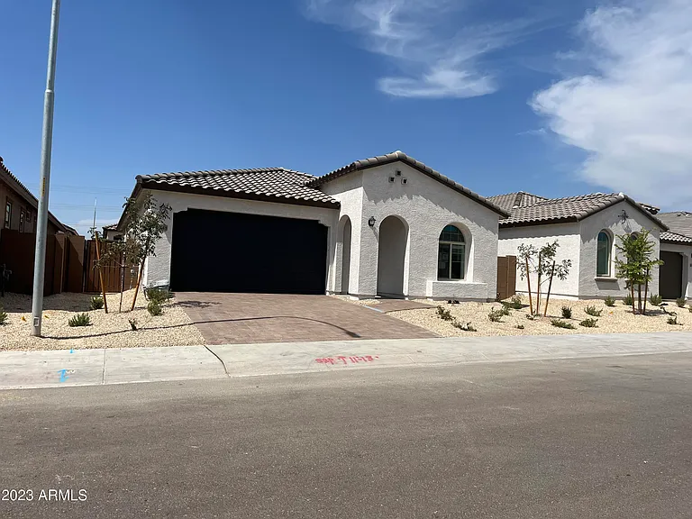 11148 W Parkway Dr — Photo 2