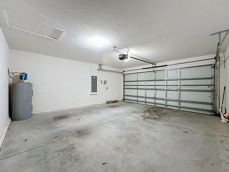 1407 Hillsborough Way — Photo 32