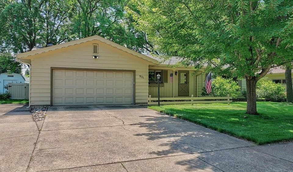 1st image of 921 E Tyler Avenue