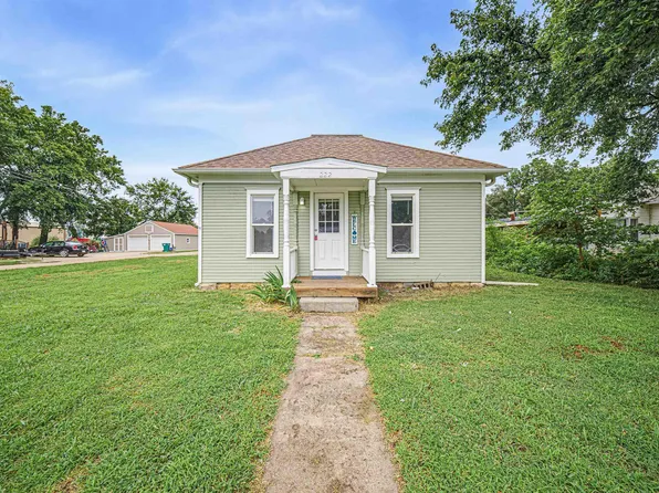 222 E 2nd St, Chapman, KS 67431