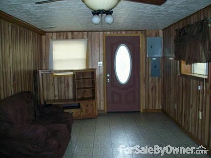 Living area
						:
						open to kitchen